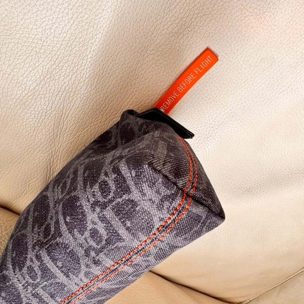 💯 CHRISTIAN DIOR
Blue Trotter Denim Flight Cosmetic Pouch - Picture 6 of 16